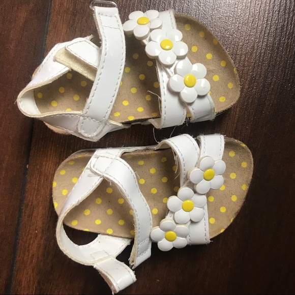 Infant White Daisy Flower Sandals - Picture 2 of 4